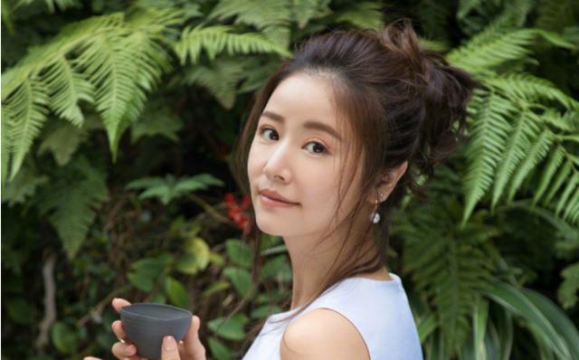 林心如与贾静雯亲密同框,耿直的她却没修图,暴露了自己的软肋!