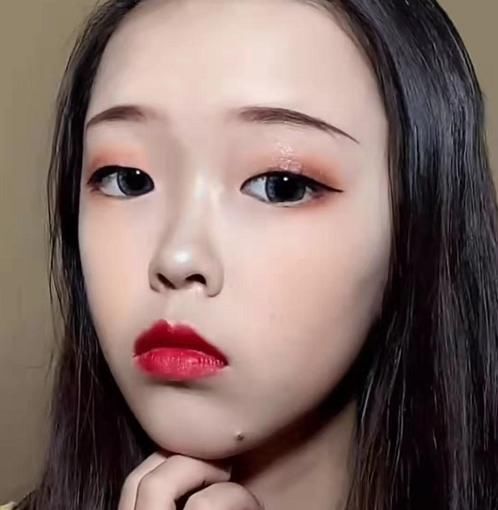 精神小妹脸上画"社会妆",开局:做梦呢,看到成品:掰弯了,负责吧!