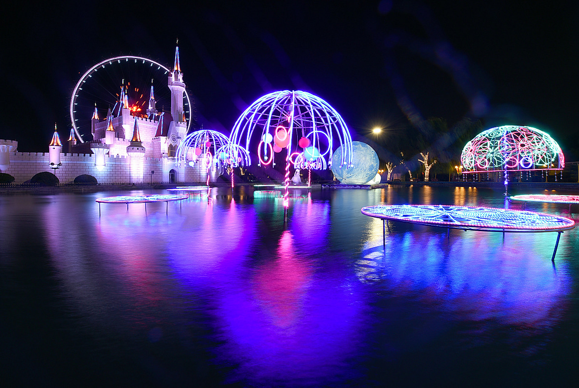 "今天去了郑州水上乐园,夜景真的太美啦!