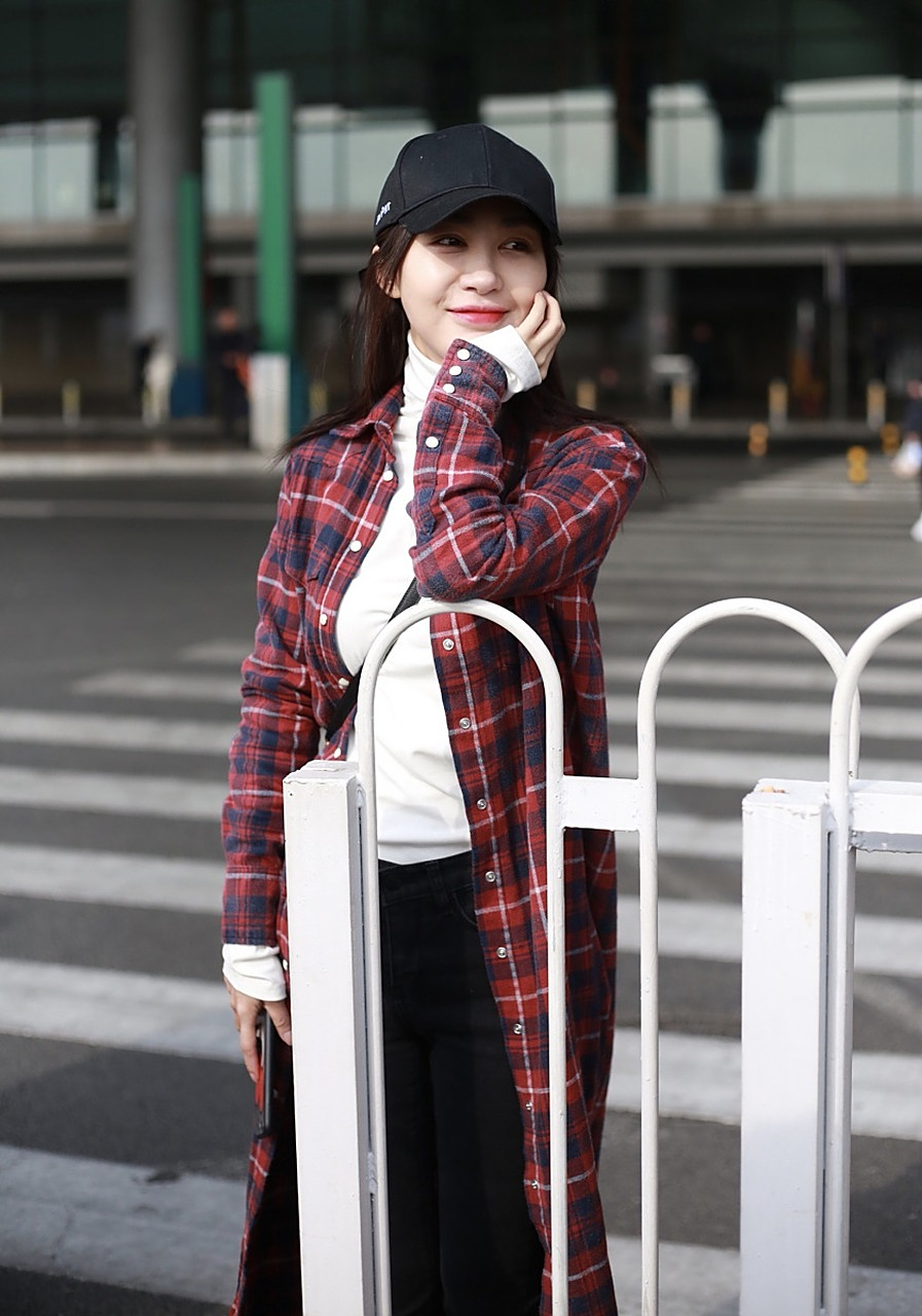 11月14日,黄晓明的前女友李菲儿突然成为热搜的焦点,原因是她在机场的