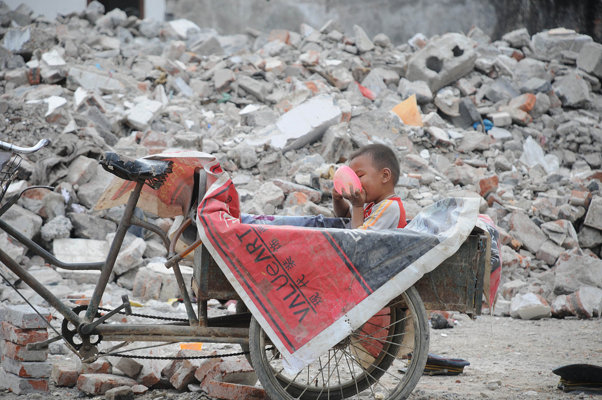 他告诉我,近年来,垃圾桶里几乎找不到有价值的东西,尤其是今年.