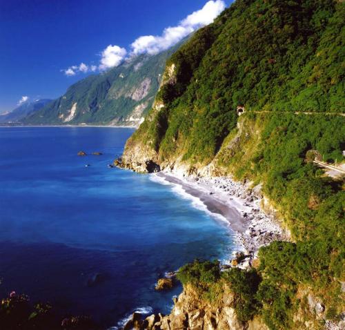 清水断崖:被列为台湾八大奇景之一,蜿蜒曲折,地势险峻,十分壮观,搭配