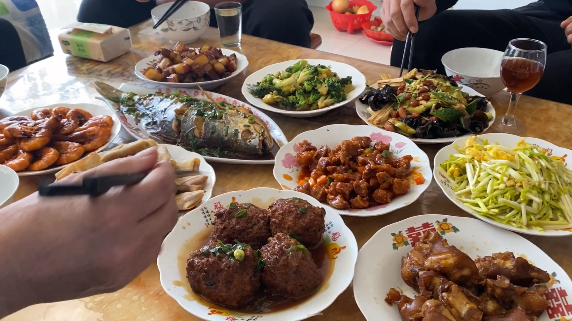 大家过年好,年三十年夜饭,十个菜,一家人简简单单过大年