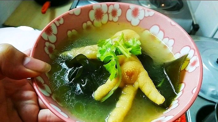 海带凤爪汤,做法家常,汤汁味美,清淡不油腻