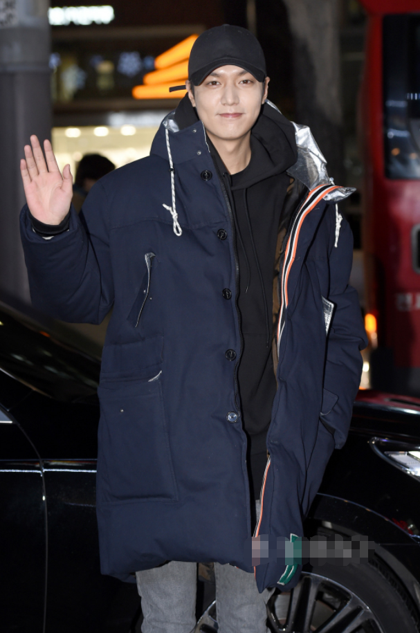 早期,李敏镐现身首尔街头前去参加韩剧《蓝色大海的传说》的终映聚餐