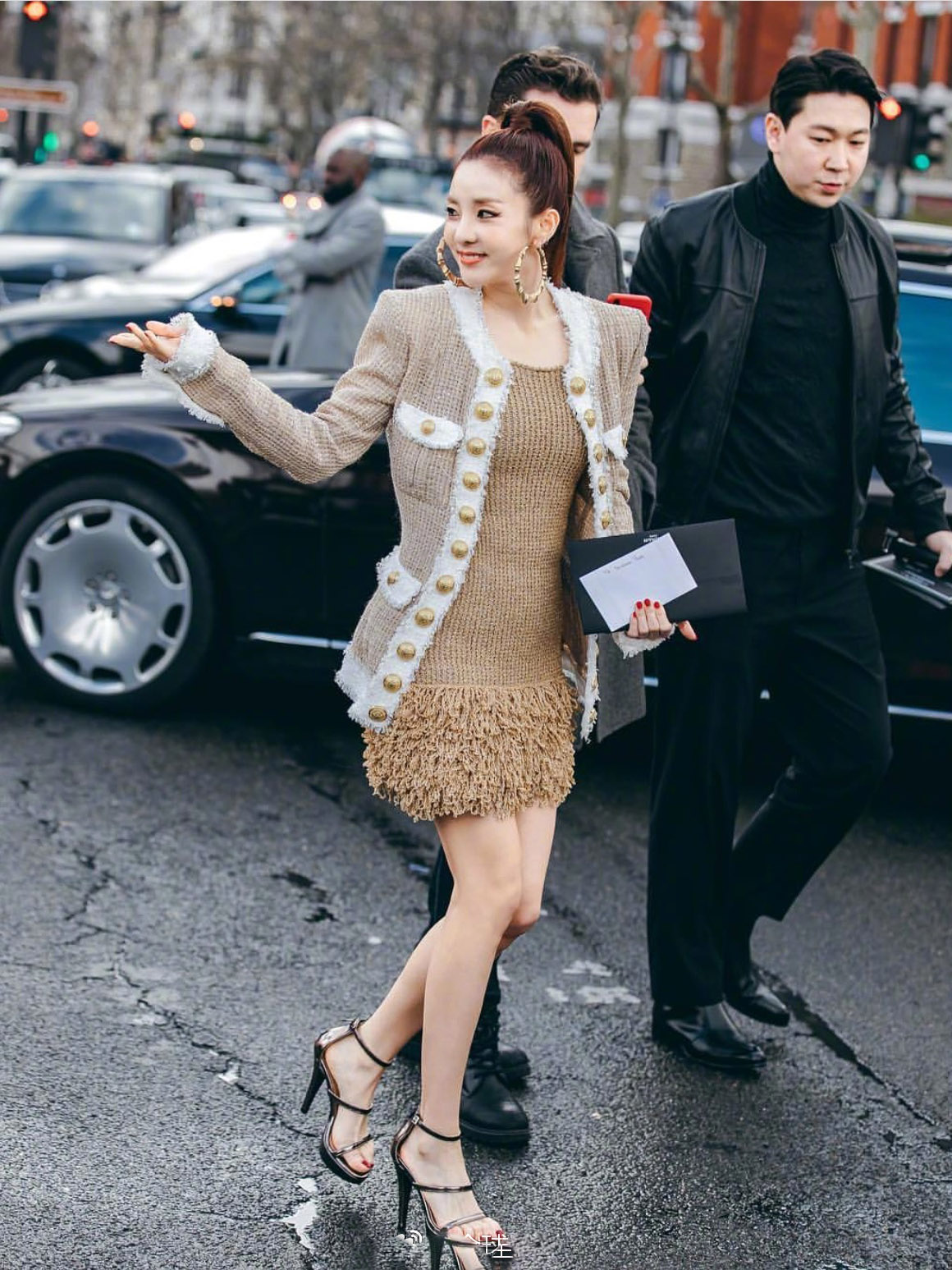 朴山多拉现身时装周,扎冲天辫气场全开,秀场上下两个样!