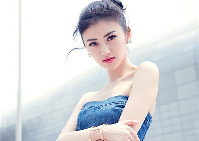 31岁景甜"奶肌"太晃眼!穿"液体裙"走机场,美的一塌糊涂