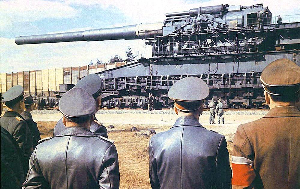 被施沃古斯塔夫800mm炮弹击毁的要塞炮.