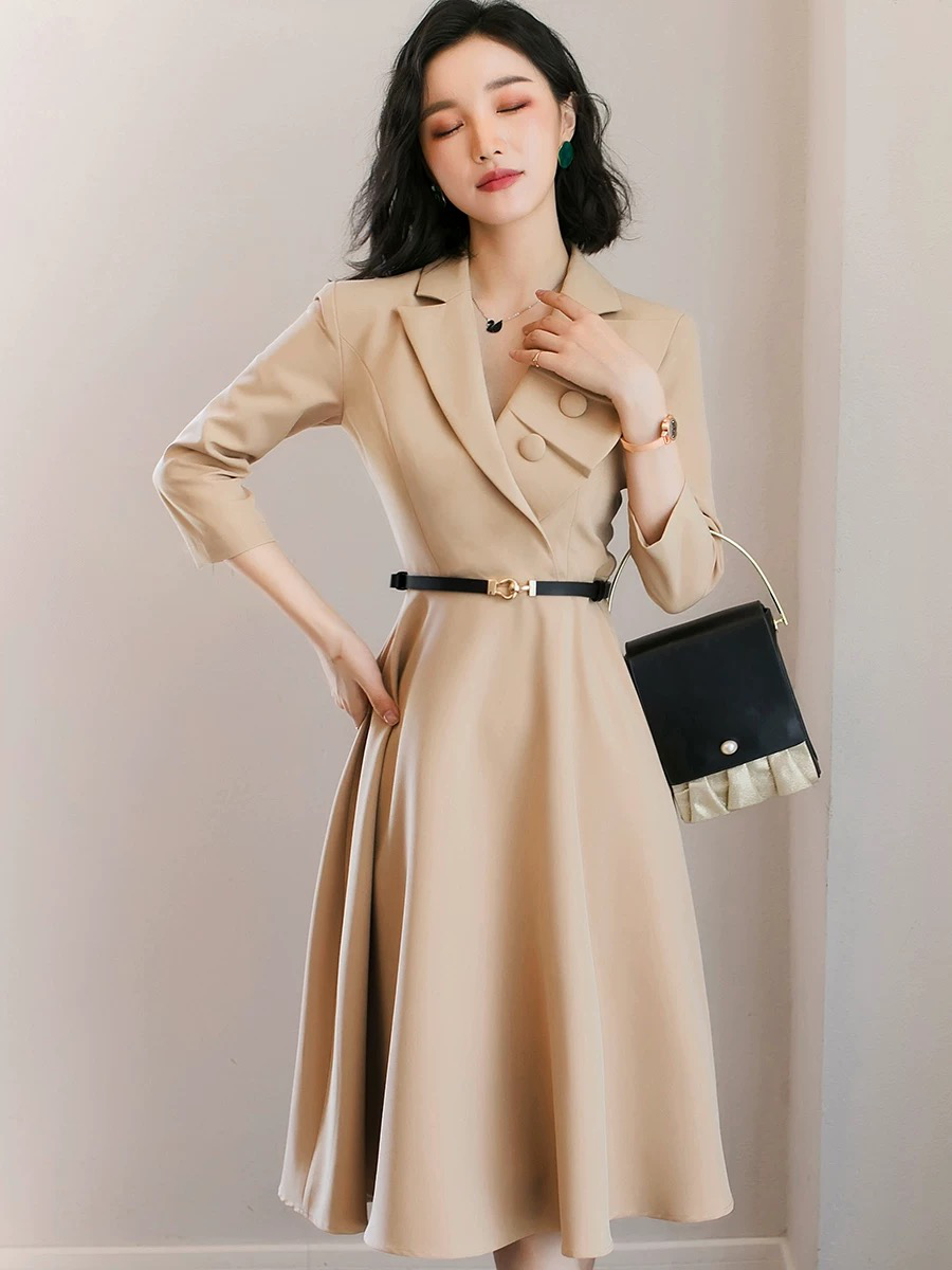 杏色长款连衣裙 修身长款外套