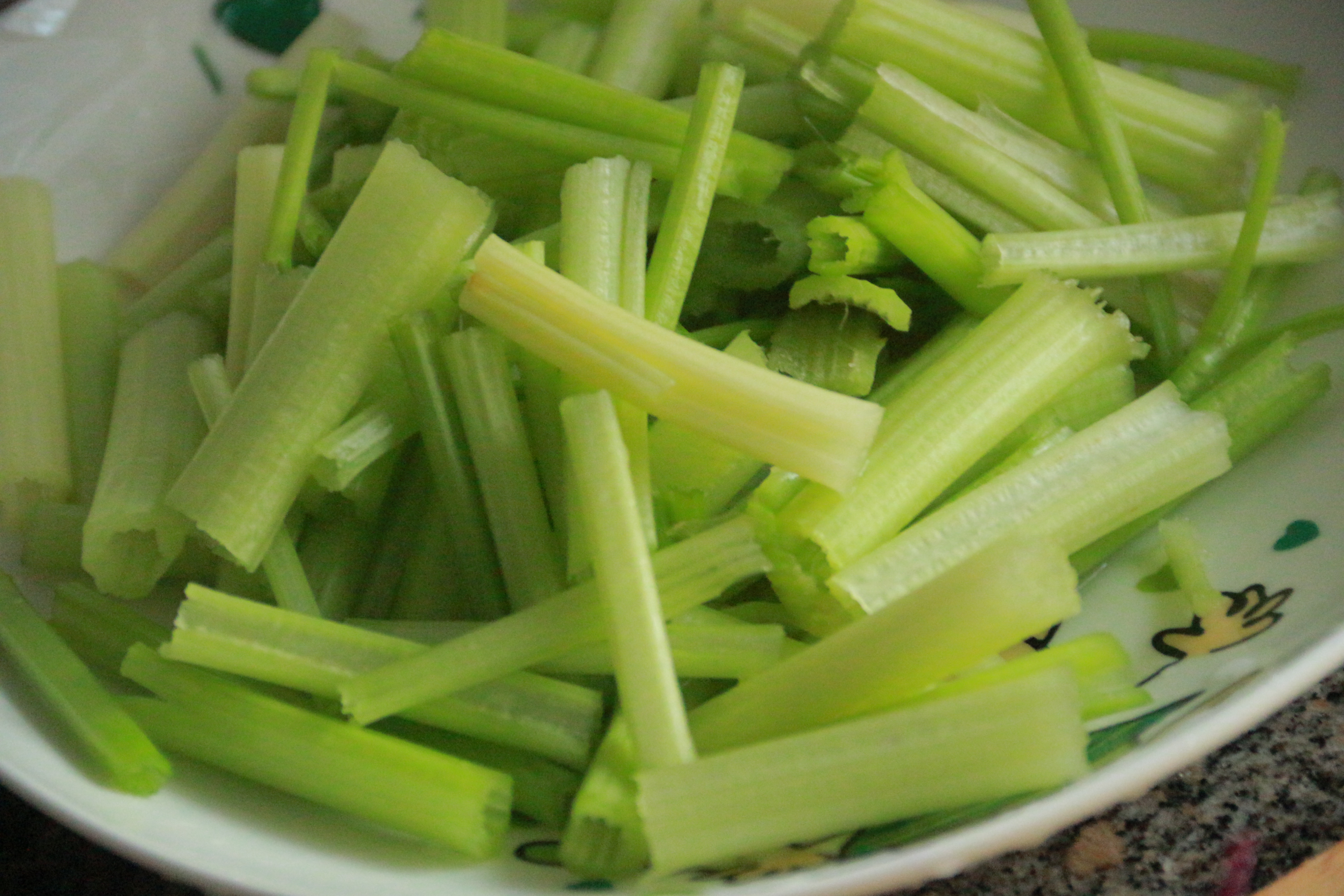 用刀把芹菜切成一段一段的,放入盘子里备用.