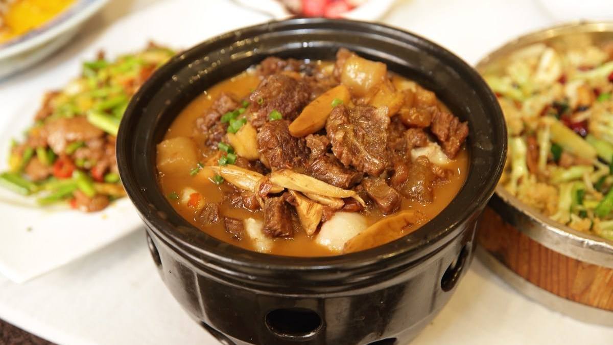 砂锅牛肉:营养丰富,汤汁浓郁,适量吃一点对身体有好处