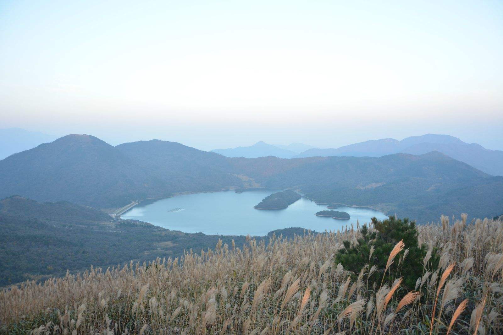 除了甘孜仙乃日,临安浙西天池,水面平静的旅游休闲场所还有这些呢