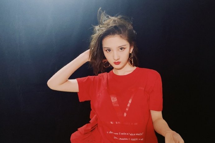 sze #宋祖儿山海经之上古密约# szr 害,刚刚还在说女鹅长大了风情万种