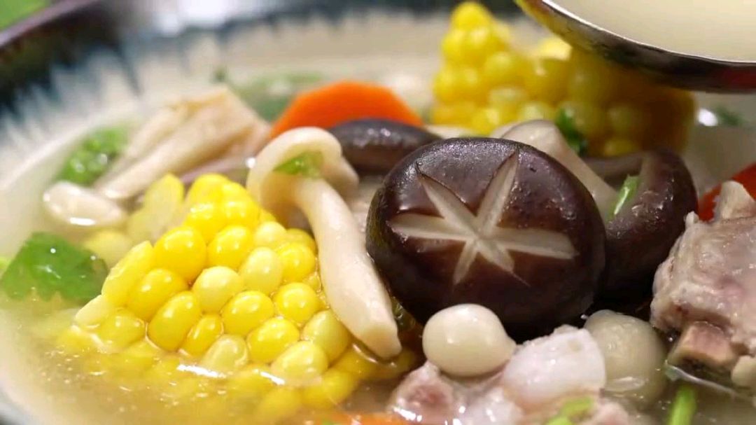 家常菜谱:营养丰富的玉米排骨汤做法,连喝两碗都不够