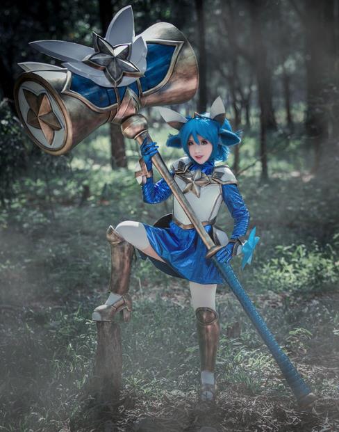 英雄联盟cosplay,恭喜波比脱离小矮人阵营,拥有一米八大长腿!