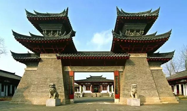 拜将坛景区以拜将坛遗址为核心,由仿古阙门棋盘广场,亭台水榭,烽火哨