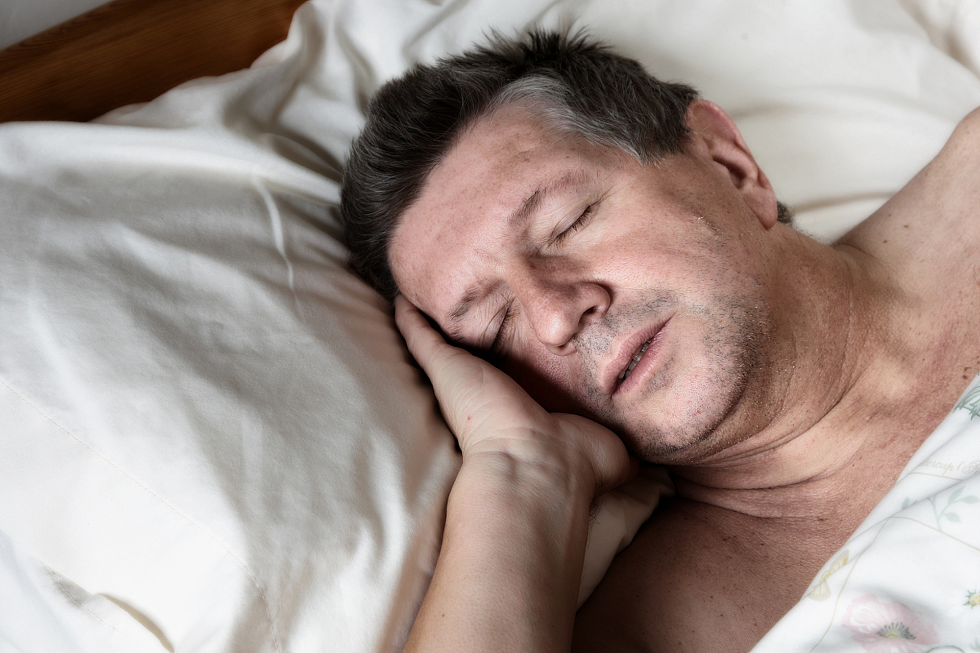 男性精虚的症状表现如下: 1,神疲体乏:白天经常犯困,容易疲劳,这是