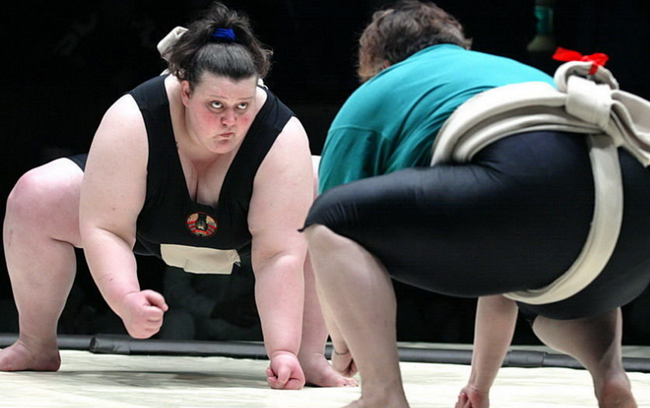 日本女子相扑引发的另类表演,在日本是一项有争议的体育项目!