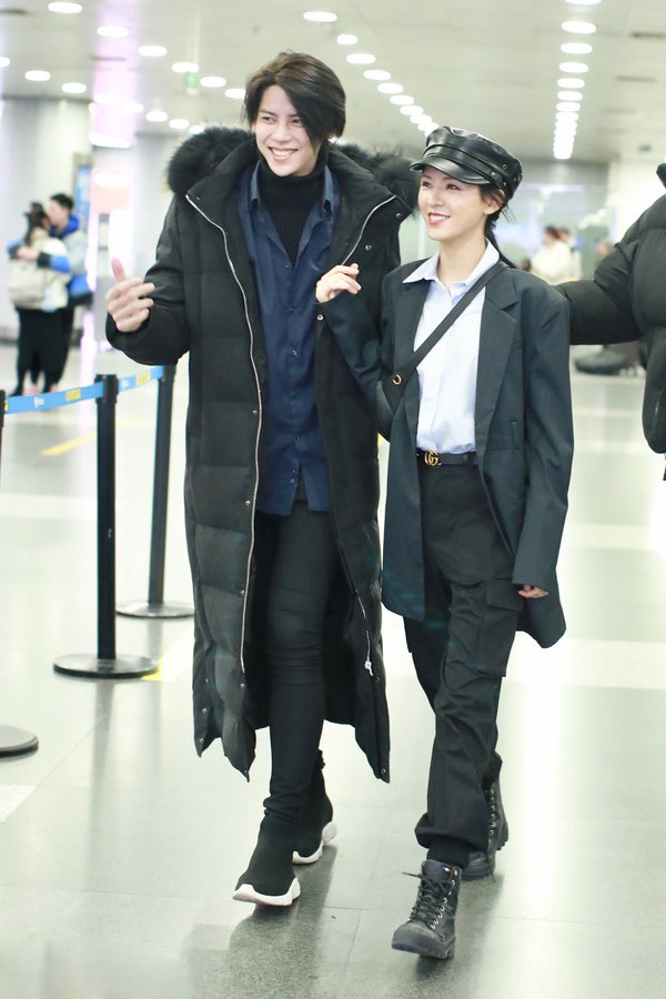 王思聪前女友张予曦牵手超帅男友现身,"小奶狗"陈柏融嘟嘴卖萌