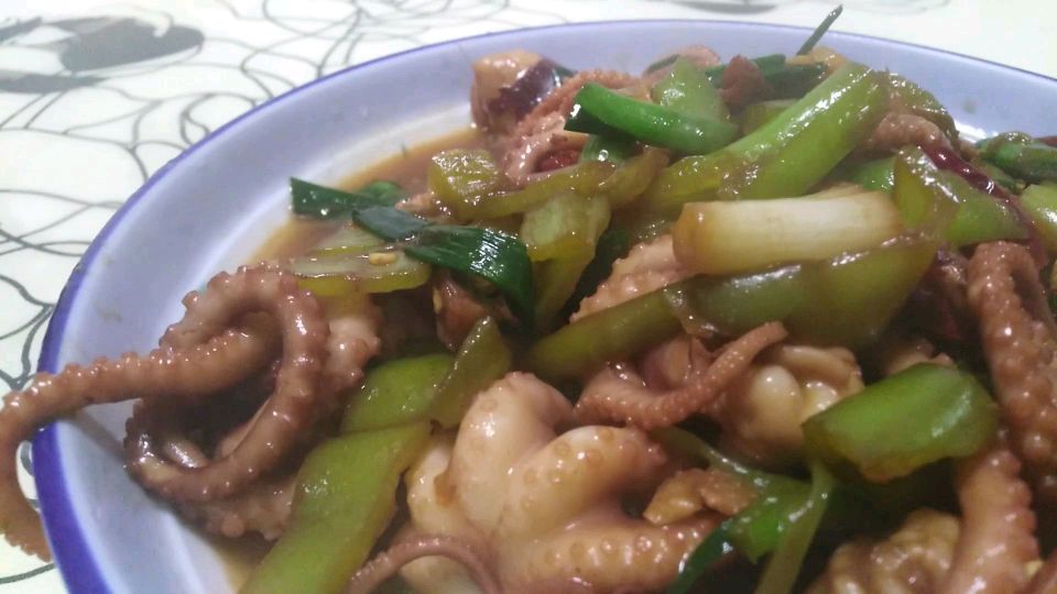 自己下厨,青椒大蒜红烧炒八爪鱼,这样做海鲜八爪鱼美味更好吃