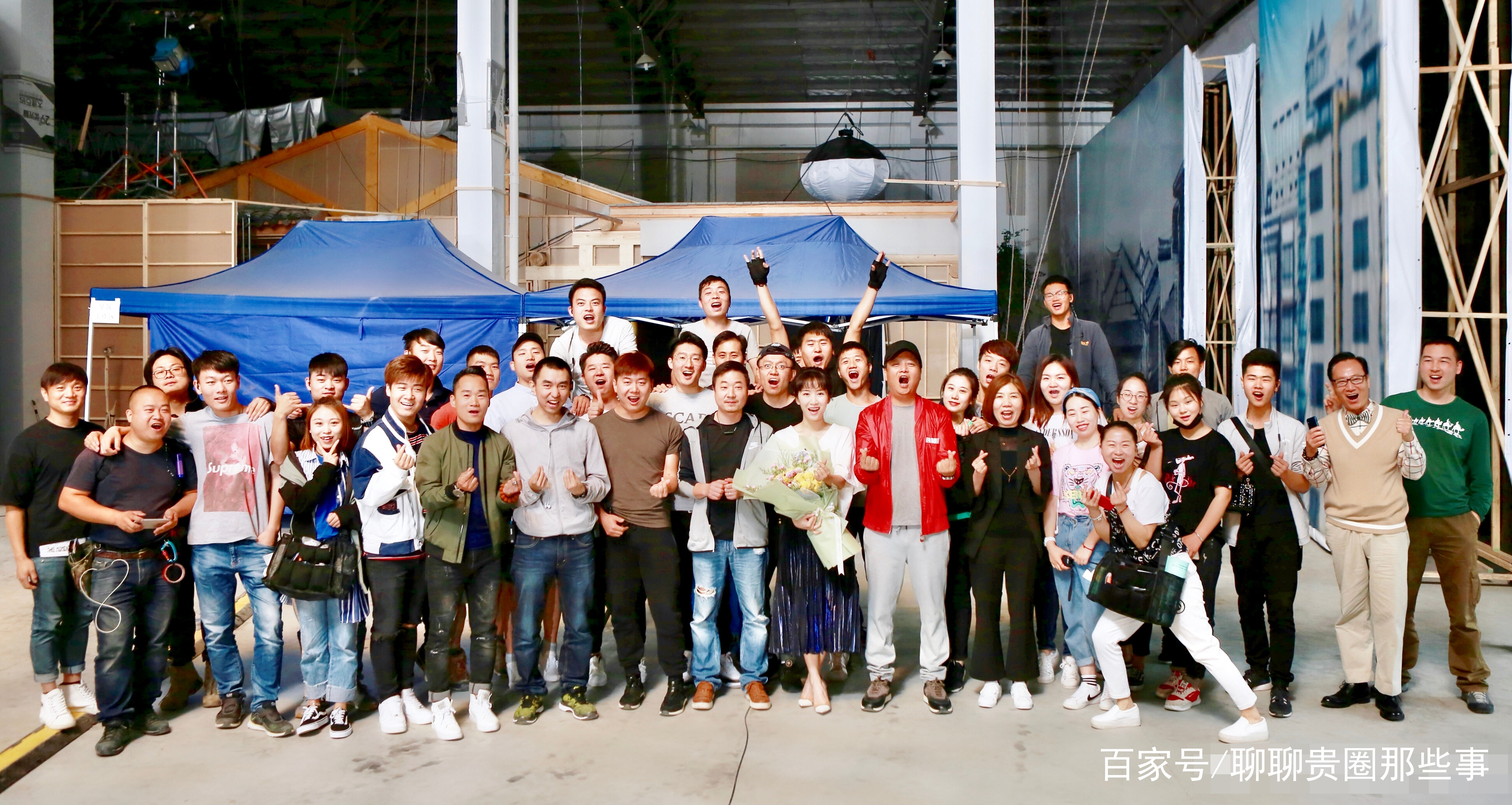 都挺好杀青花絮曝光,戏外众人亲昵合影,116天拍摄皆表不舍