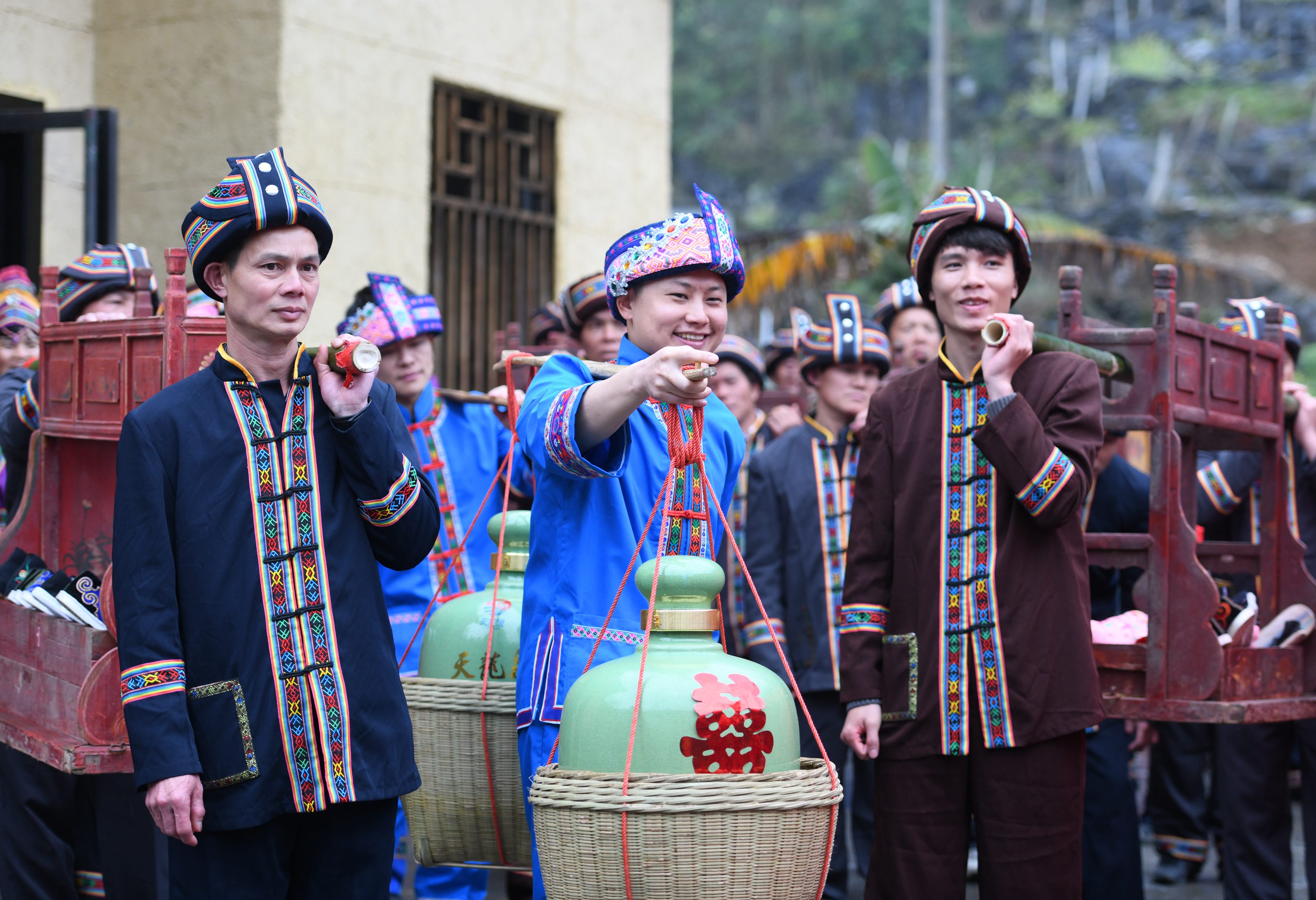 仫佬族服饰男人图片