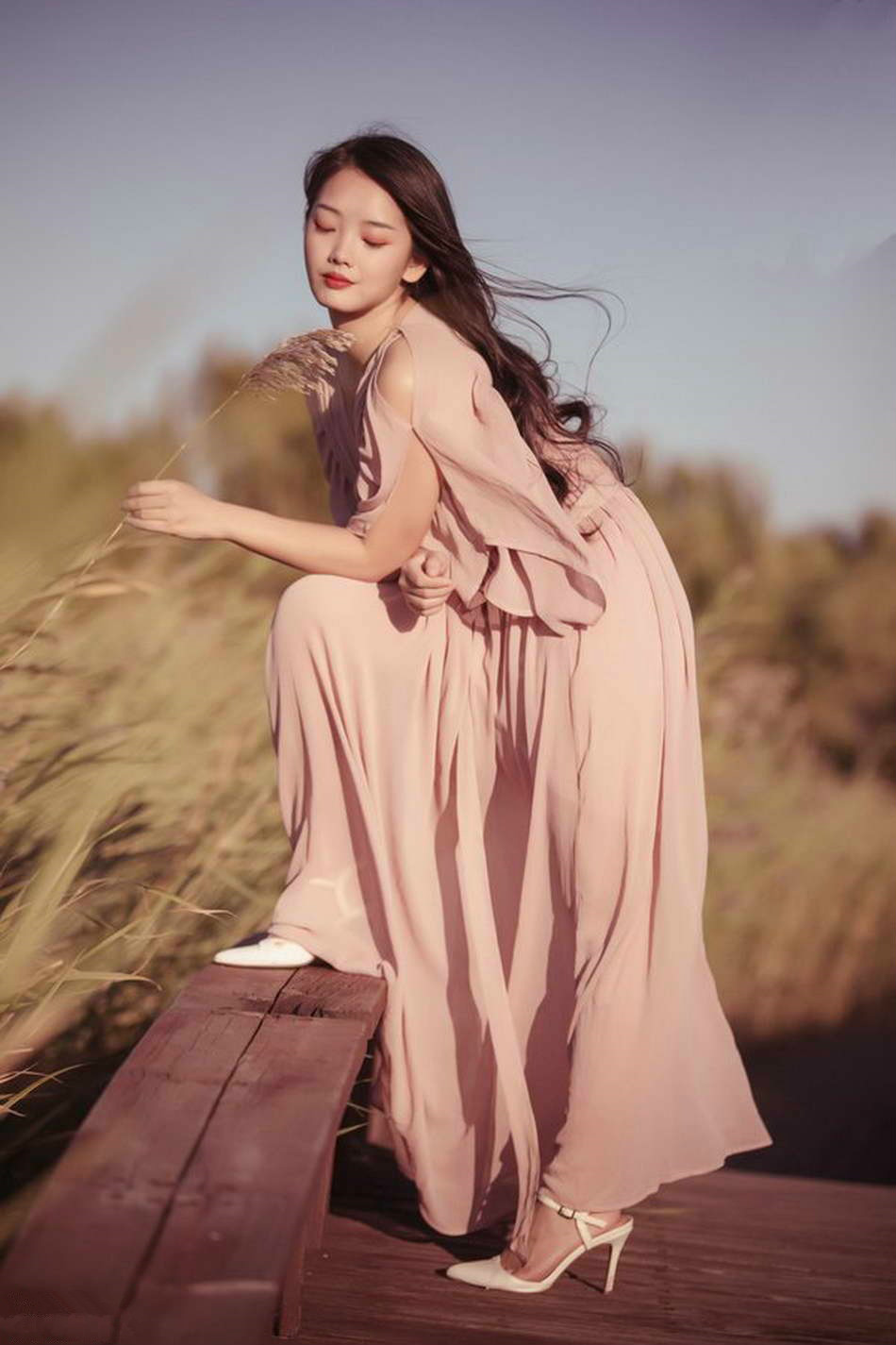 美女摄影:夕阳西下,芦花暖人