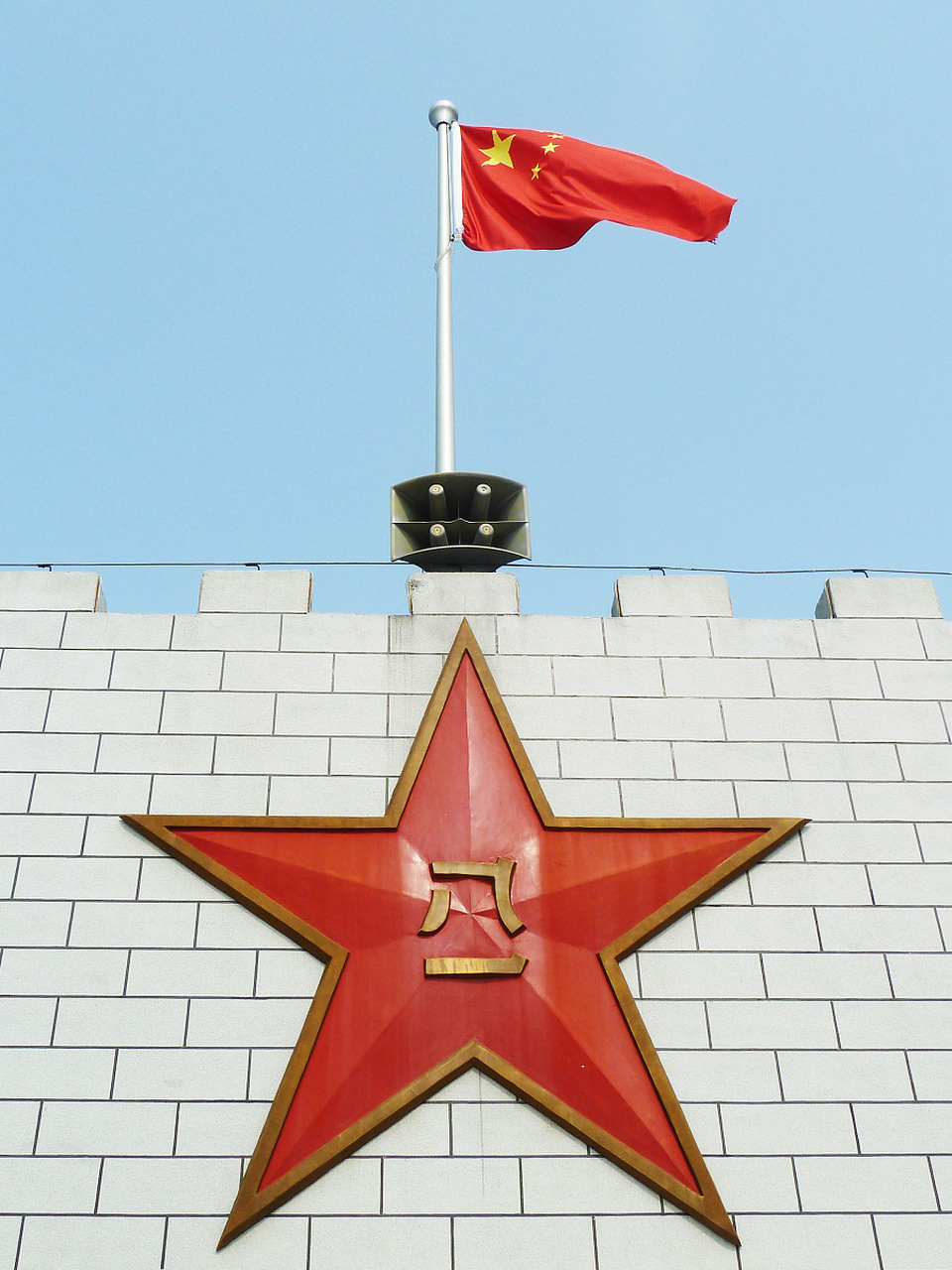 今天是中国人民解放军建军96周年的生日,我们向这