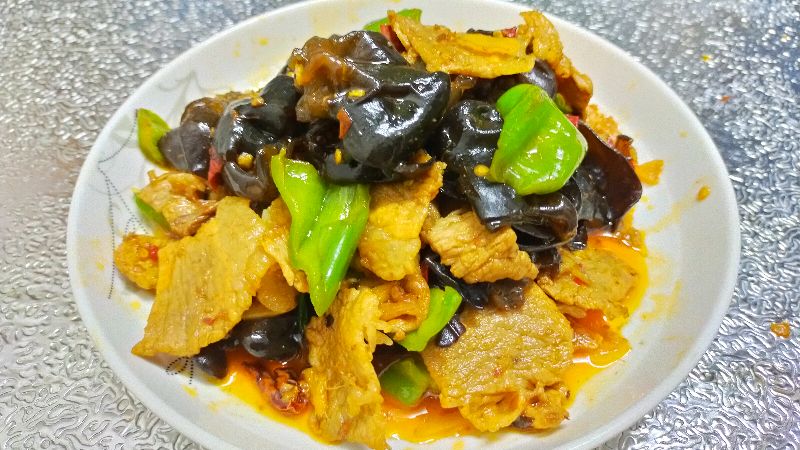 木耳炒肉的家常做法,肉片咸香味美,木耳脆嫩爽口,好吃又下饭