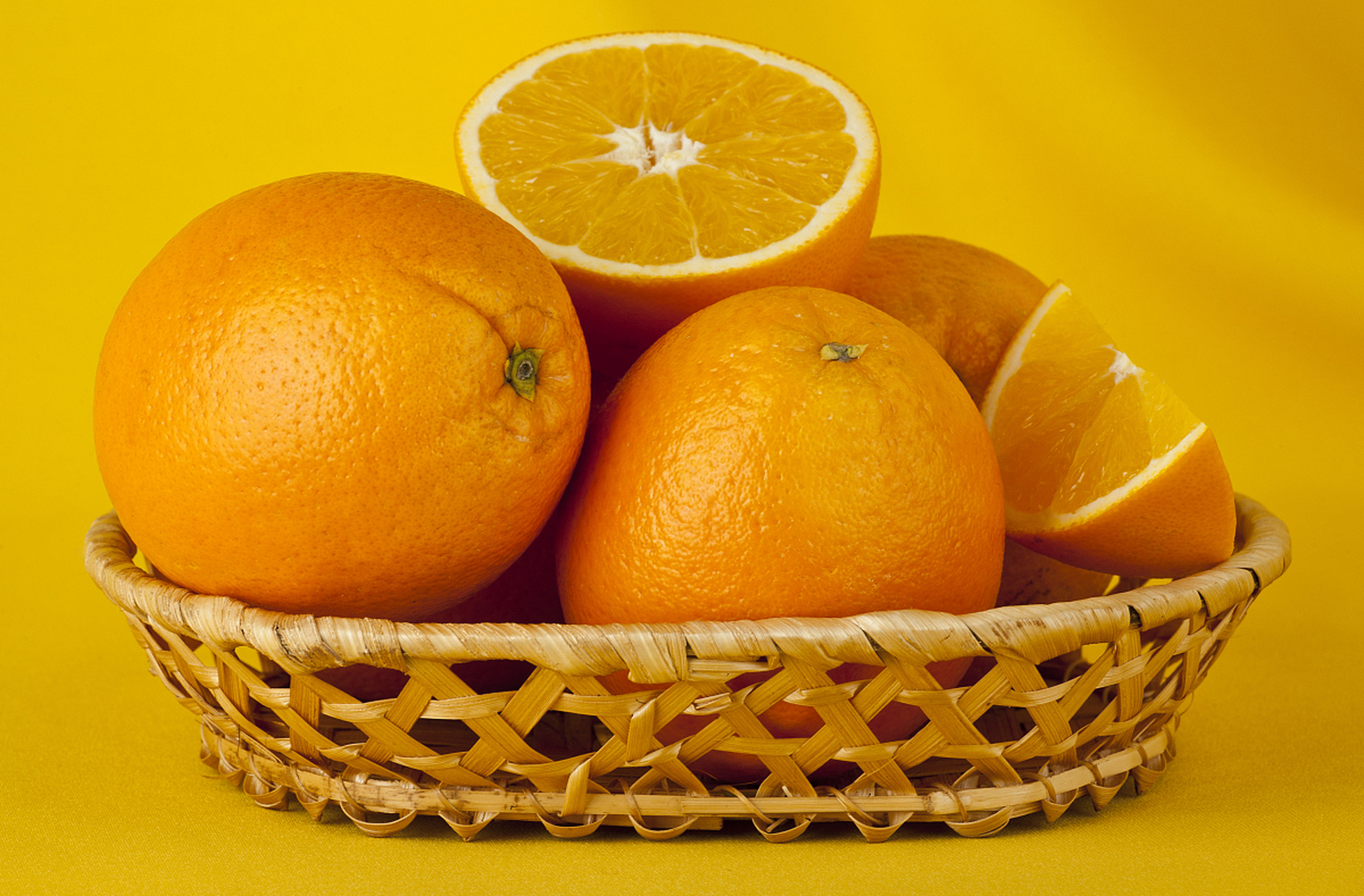 橙子的外皮为鲜艳的橙色,橘子为橘黄色,在外观和形态上有明显差异.