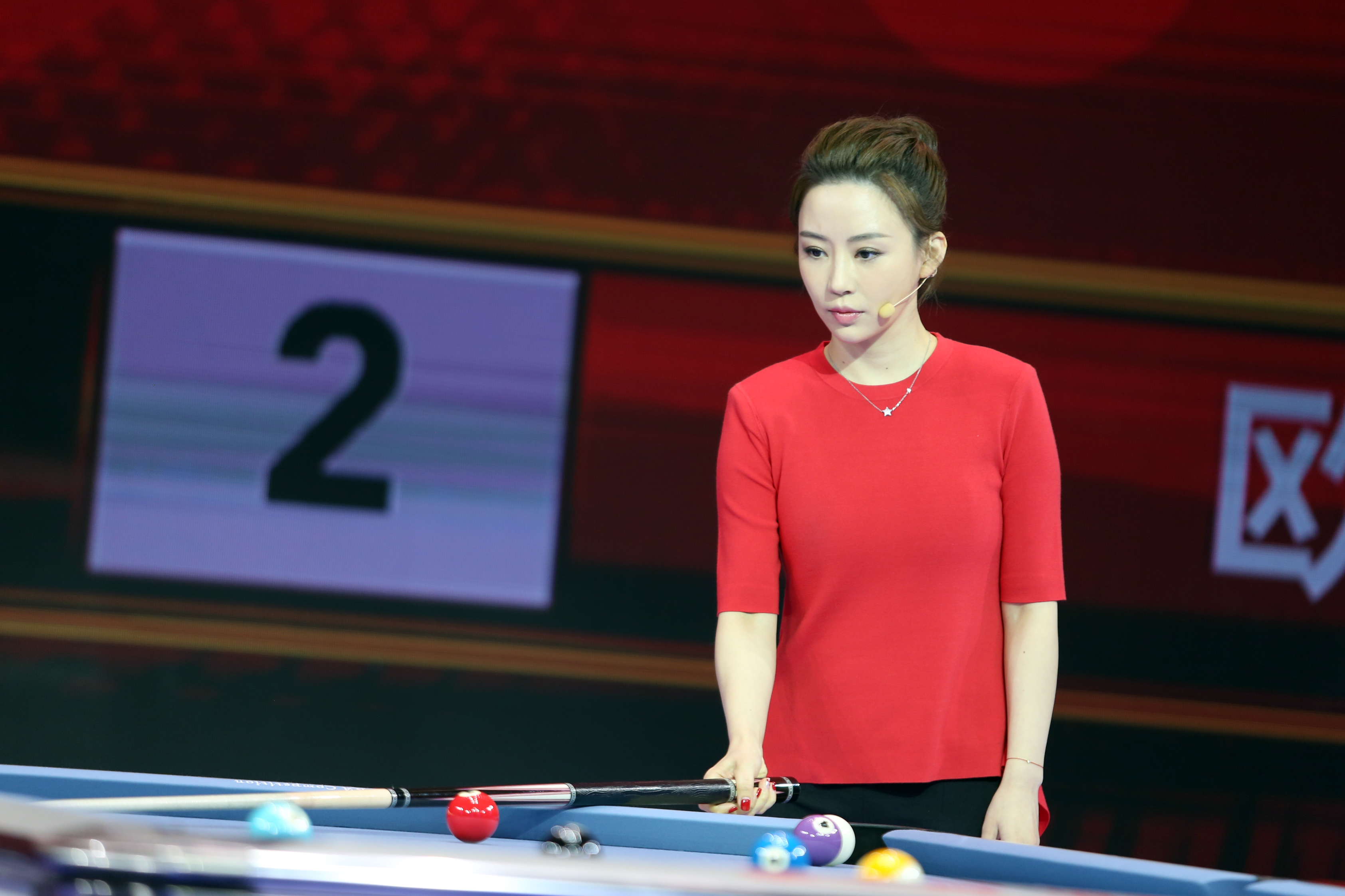 贺岁杯现场图集!潘晓婷金佳映举奖杯笑容太美,潘爸爸暖心颁奖!