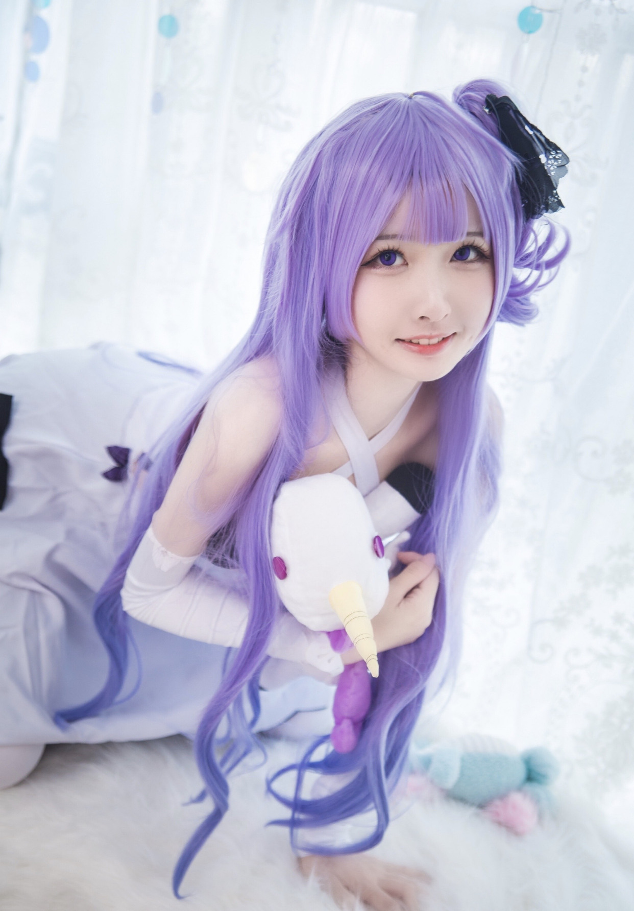 紫色长发配白丝袜,这么可爱的女孩子,快抱走吧