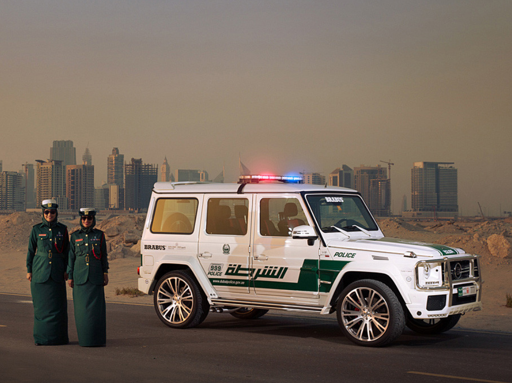 看到迪拜的警车才知道什么是霸气,飙车党看到都颤抖了,超跑开路