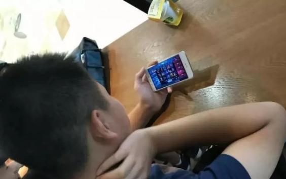 这个通知出台了!未成年人22点至8点禁玩网游