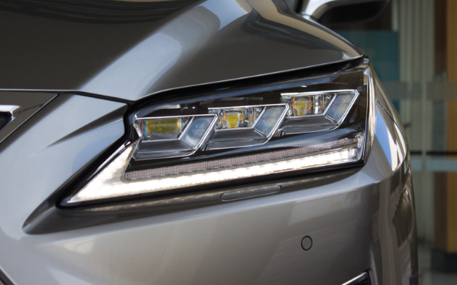 2016款的雷克萨斯rx,车头激进的纺锤中网,给人视觉上的冲击!