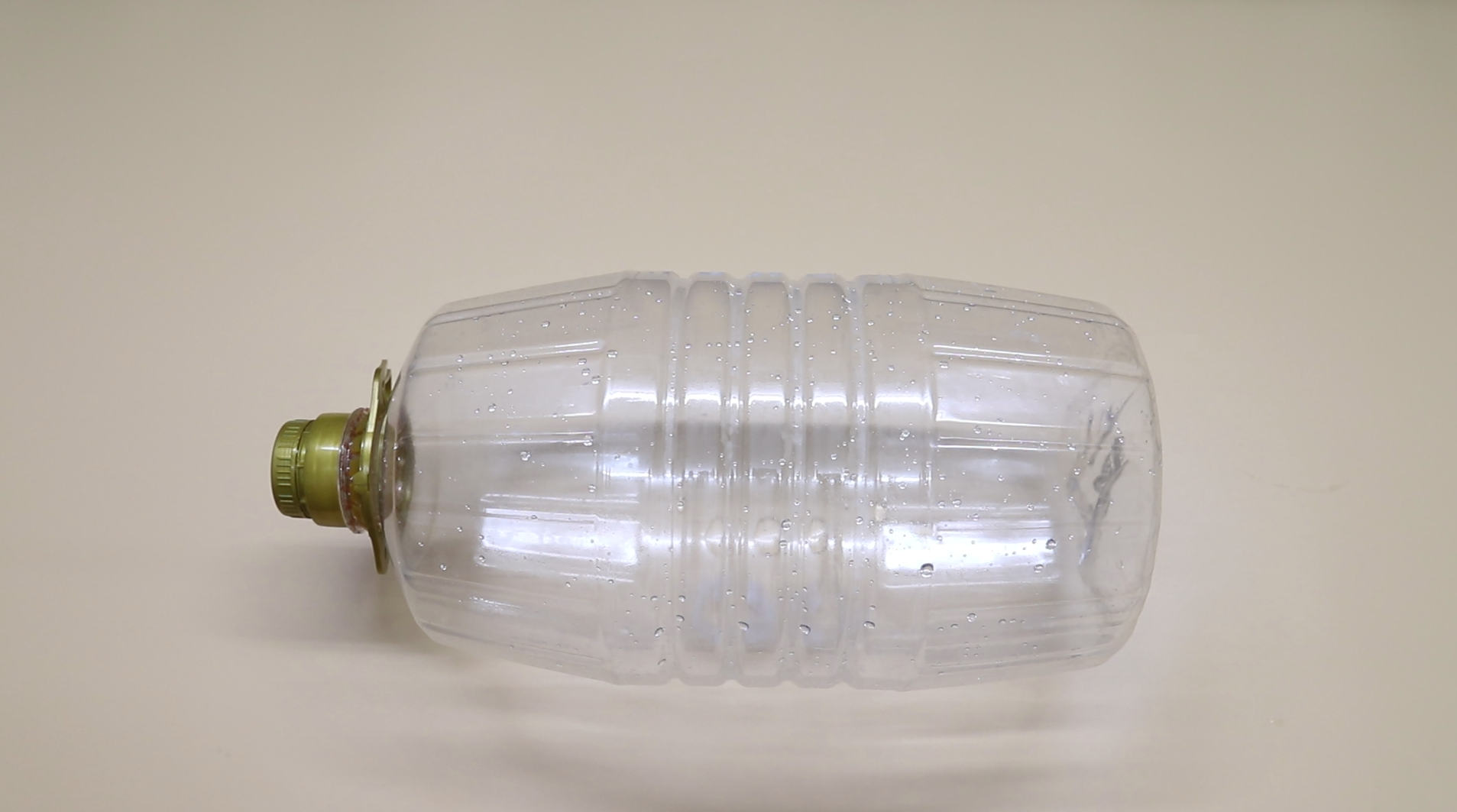 大油桶每桶装油4升,小油桶每桶装油2.