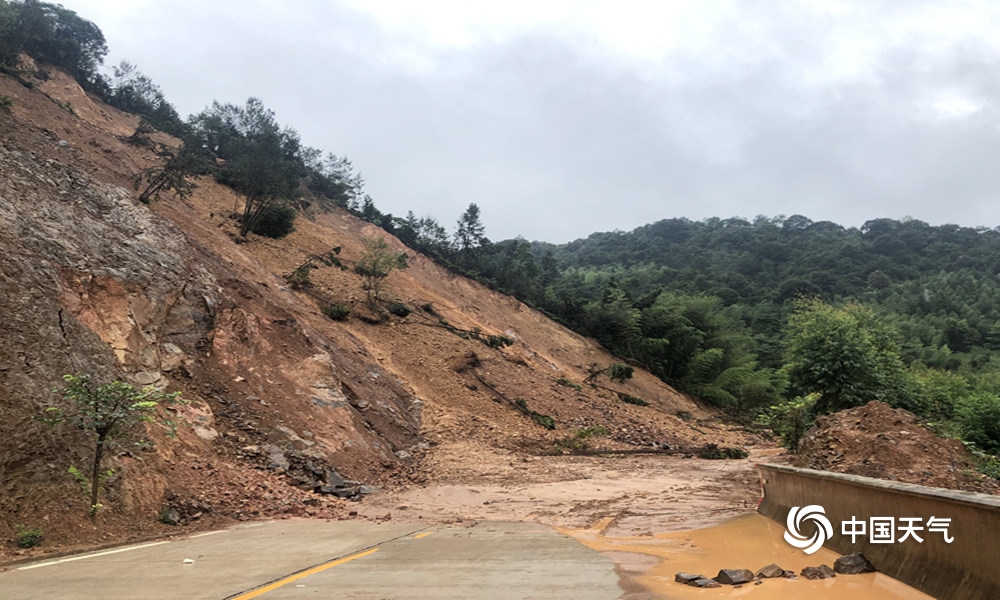 降雨不停灾情频现 福建漳平山体滑坡道路坍塌