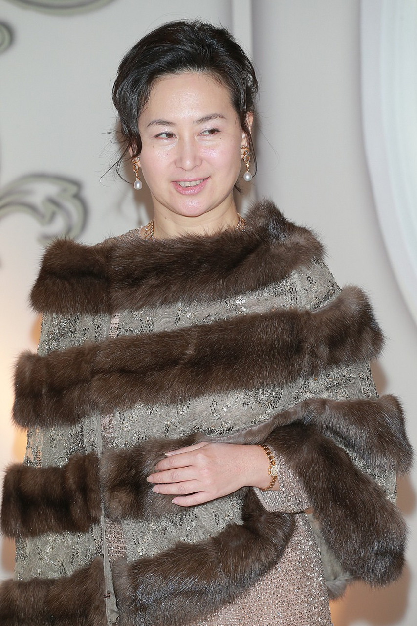 最近,何超琼一改往日的精致打扮,以一身普通服饰示人.