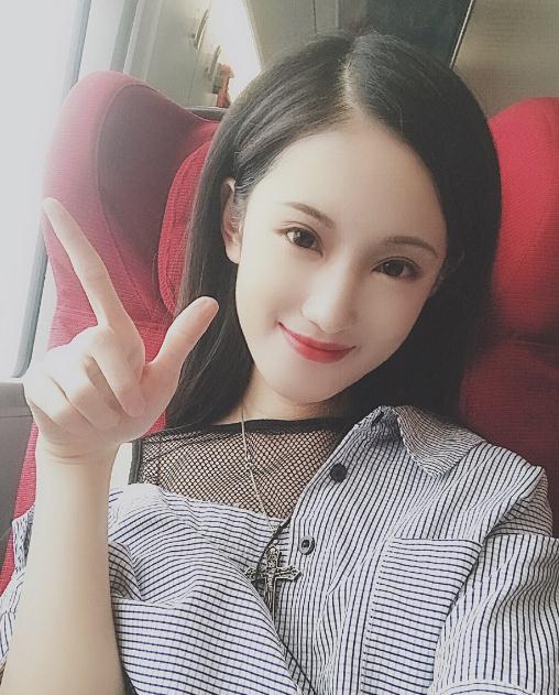 活泼可爱的黄诗佳,看到她就会感觉超级开心