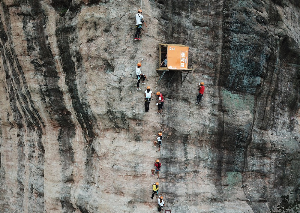 商店位于石牛寨飞拉达攀岩项目的悬崖峭壁上,距地面垂直高度100余米