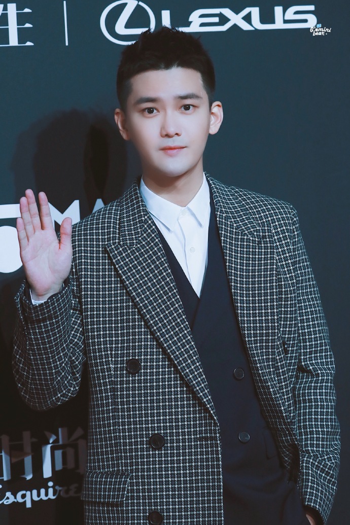 熊梓淇穿格子风衣亮相第十五届mahb年度先生盛典,寸头短发好帅气