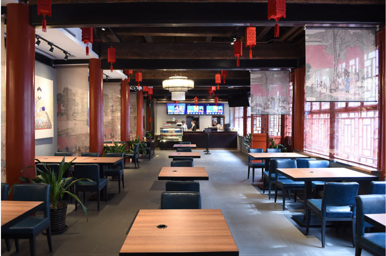 北京,故宫角楼餐厅的墙上还贴着火锅的特色海报.