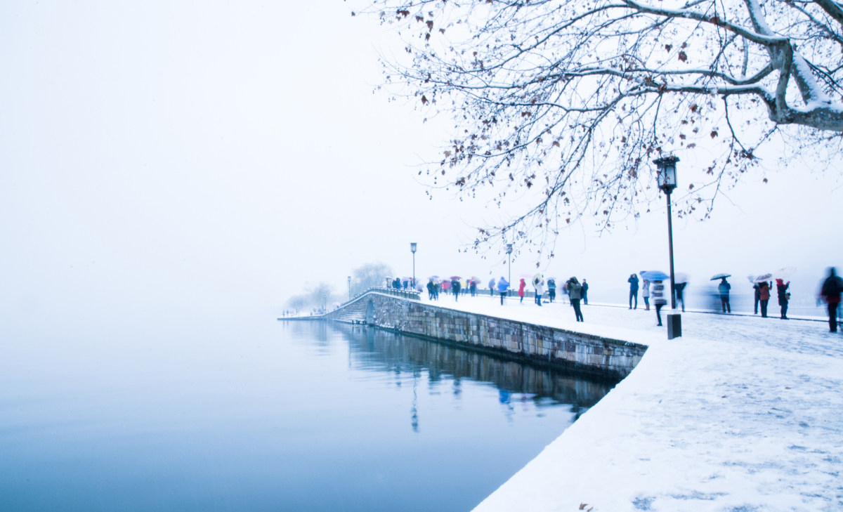 南方冬季初雪,西湖风景美如画卷