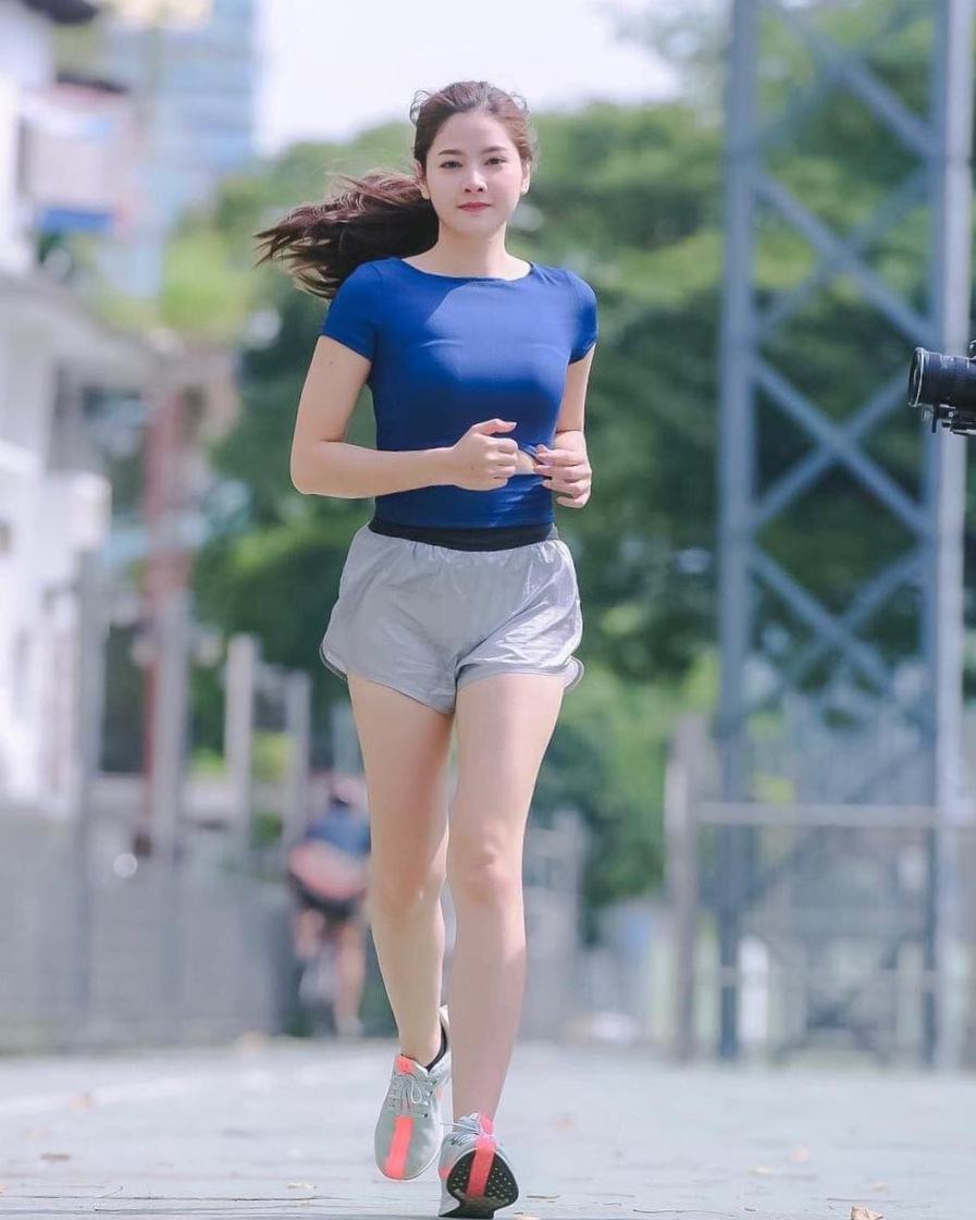 街拍:美女红色运动背心配紧身裤,秀出魔鬼身材,让人鼻血直流