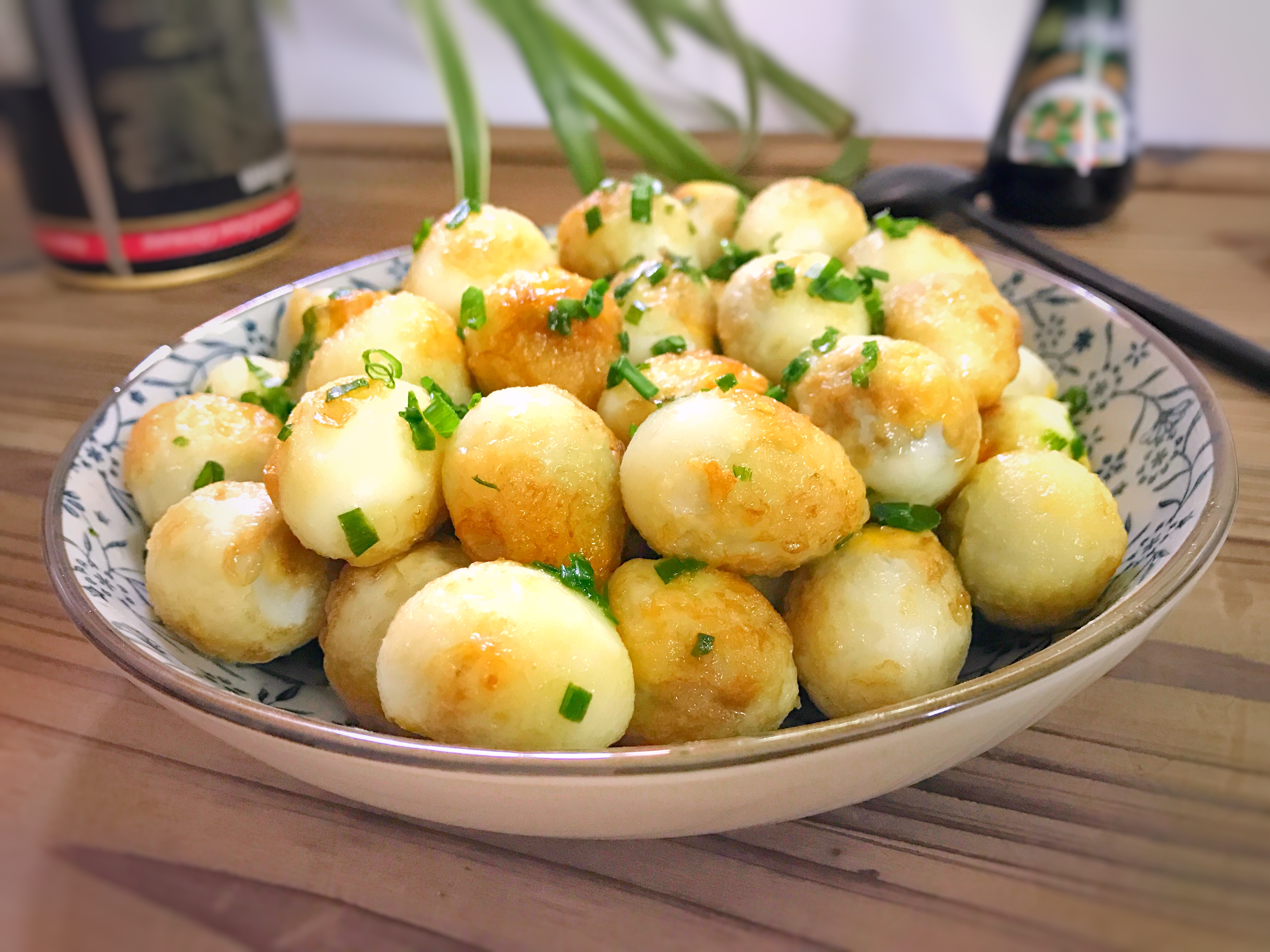 加入2克盐和1勺生抽翻炒均匀,然后加入适量的糖调味,糖的加入一方面是