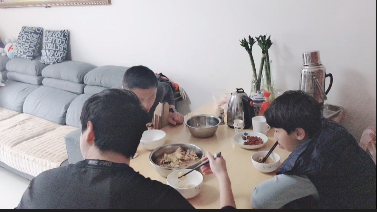 金花用鸡腿和土豆做大盘鸡,下10皮烩面,一家人吃过瘾了