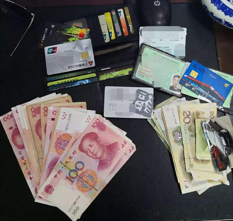 自己上车后担心钱会从口袋滑落,就随手将现金放在副驾驶座位上,回家的