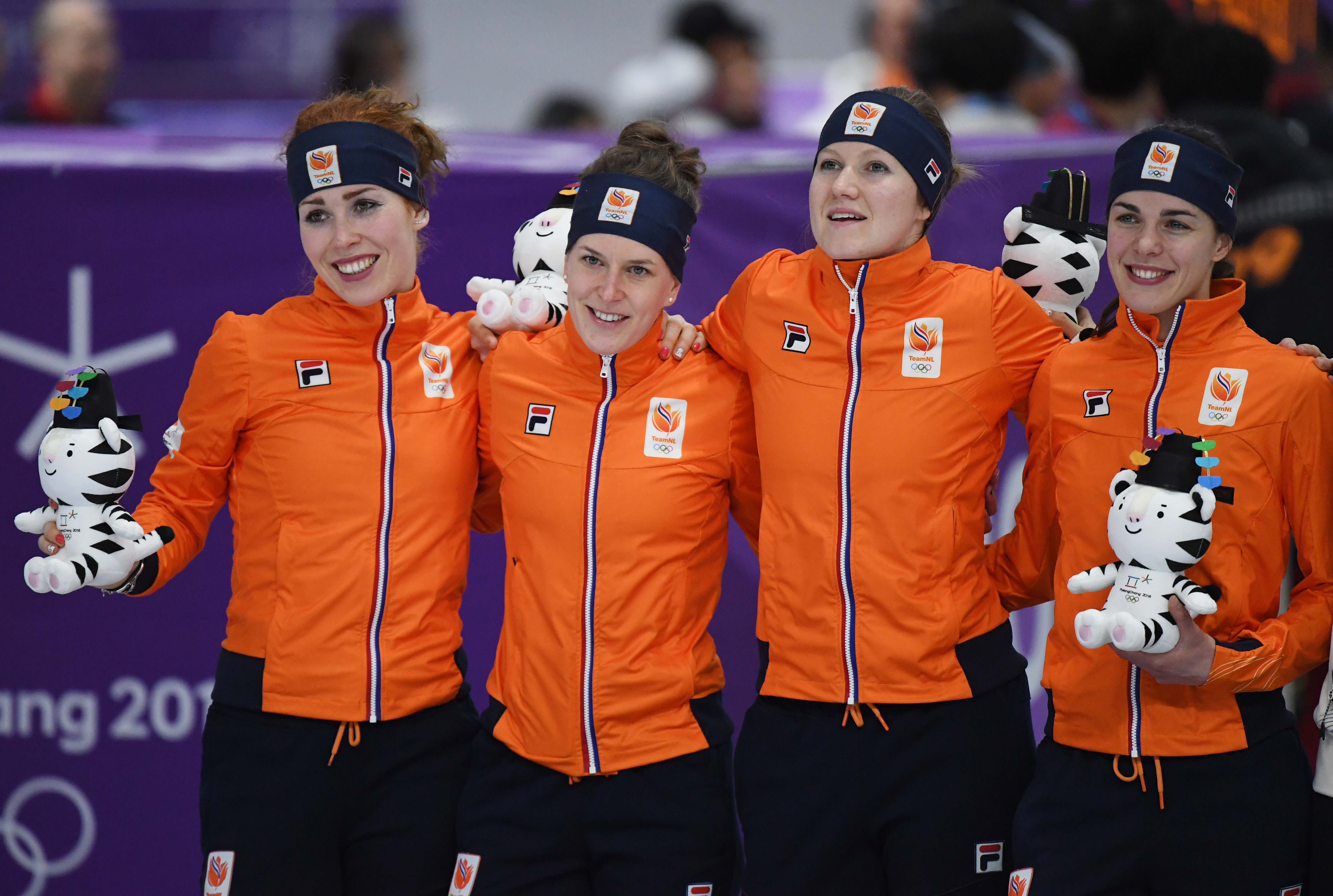 (冬奥会)(7)速度滑冰——女子团体追逐赛赛况