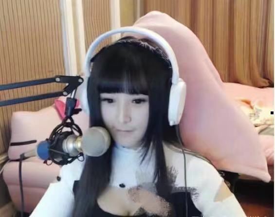 lol:陆雪琪深夜换学生装,弹幕已然炸裂,网友:我只想看球?
