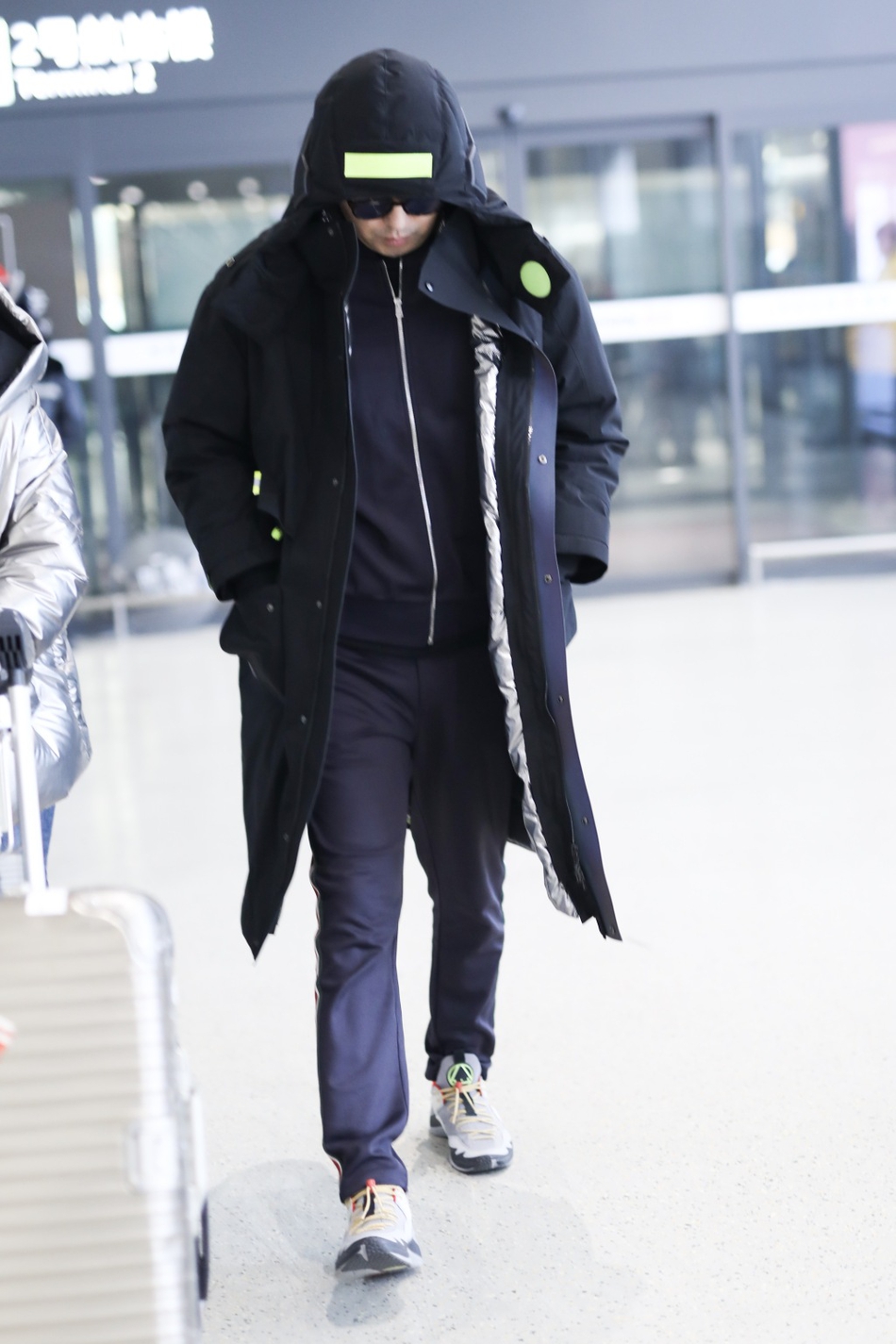 组图:雷佳音穿黑外套戴大帽子低调搭机 抿嘴快走大步流星